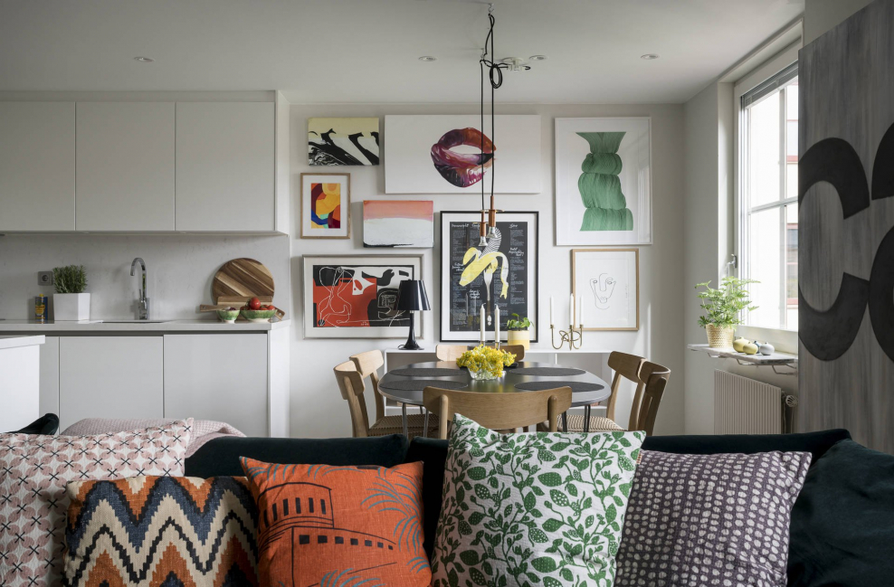 Шведский интерьер гостиной с постерами