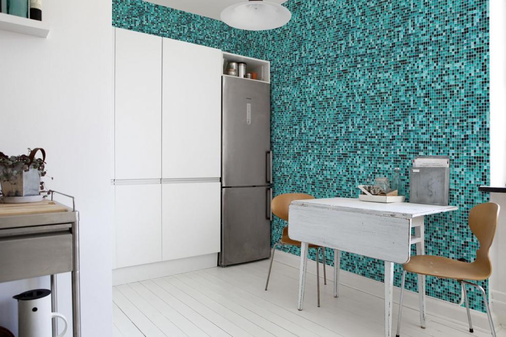 Бирюзовые стены на кухне