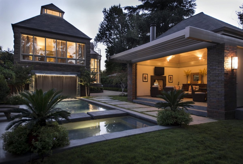 Большой красивый дом с садом