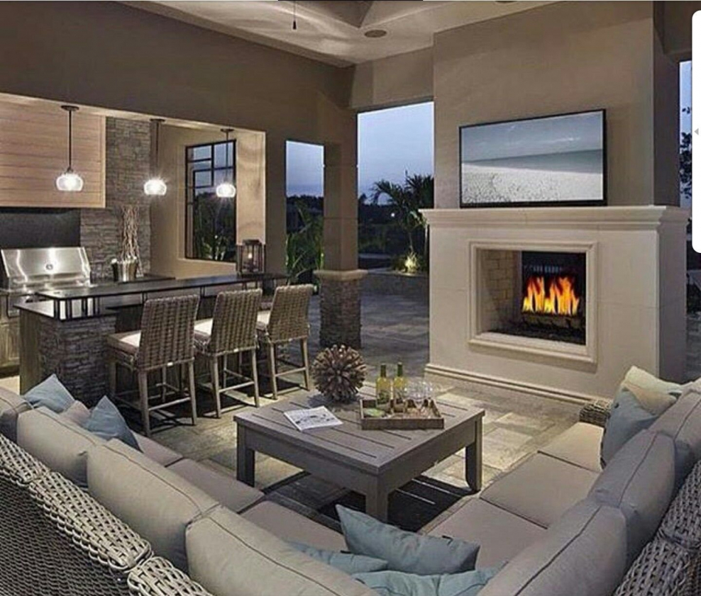 Гостиная с кухней икаммином