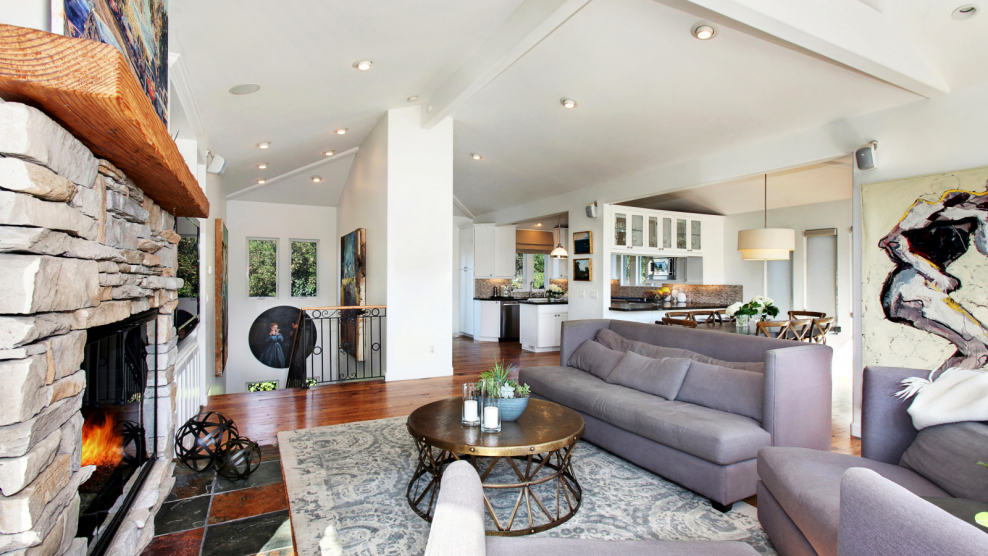 Планировка кухни гостиной с камином в частном доме