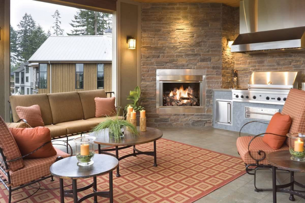 Кухня с камином в частном доме