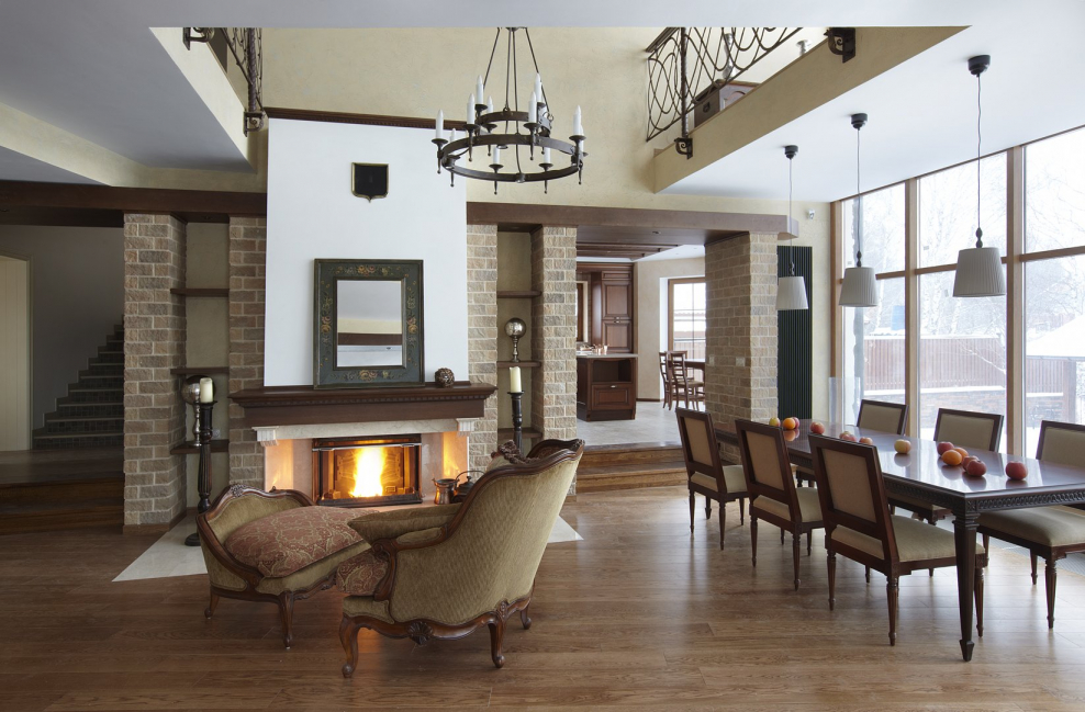 Камин в столовой в частном доме