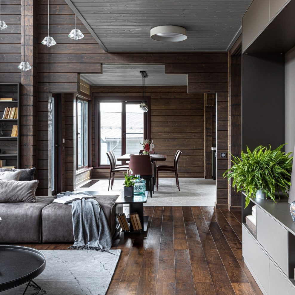 Темный деревянный интерьер