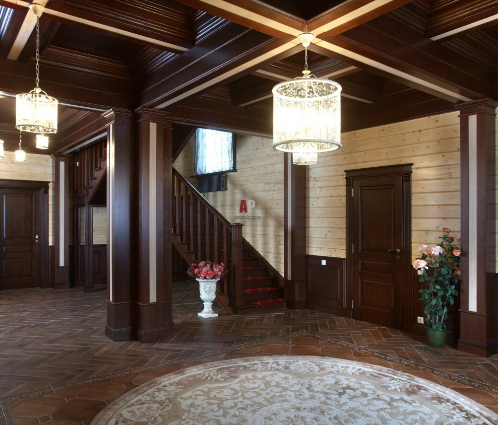 Интерьер холла в деревянном доме