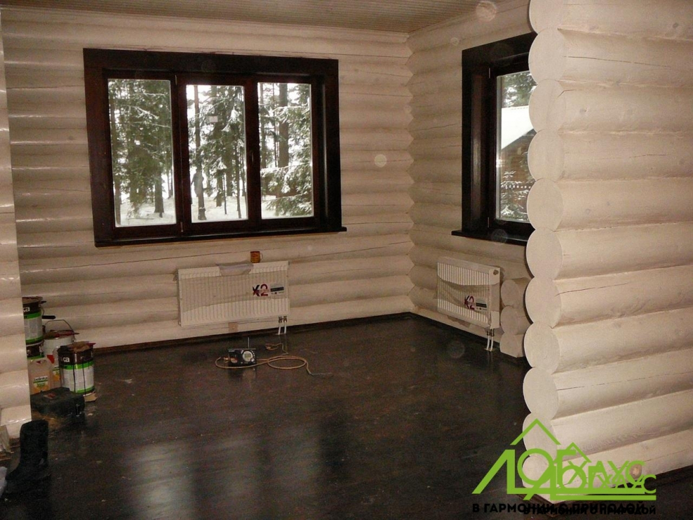 Отделка в доме из оцилиндрованного бревна