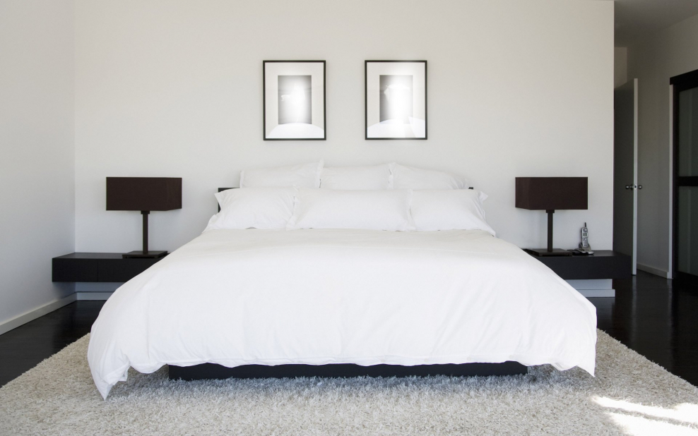 Спальня с большой кроватью