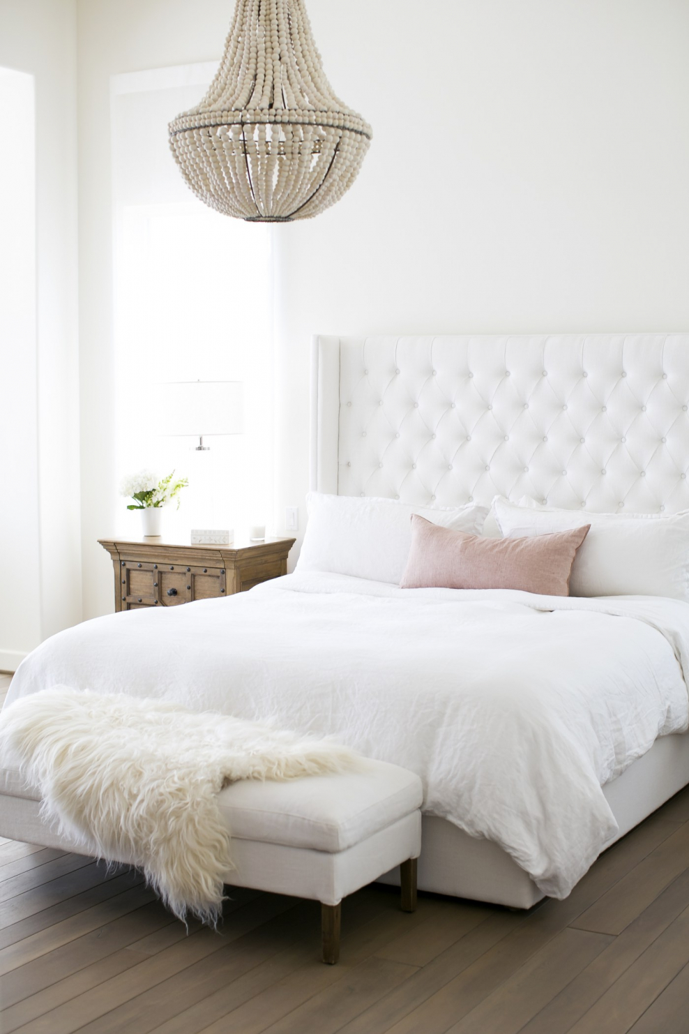 Спальня с белой кроватью