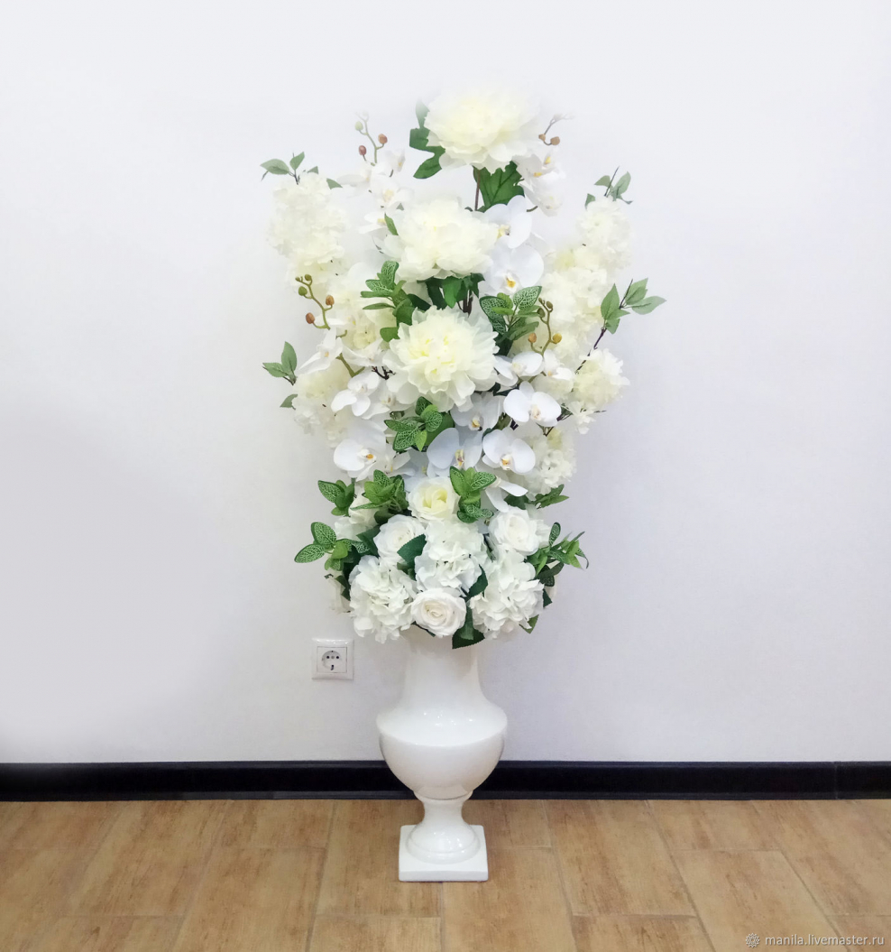 Искусственный букет в вазе