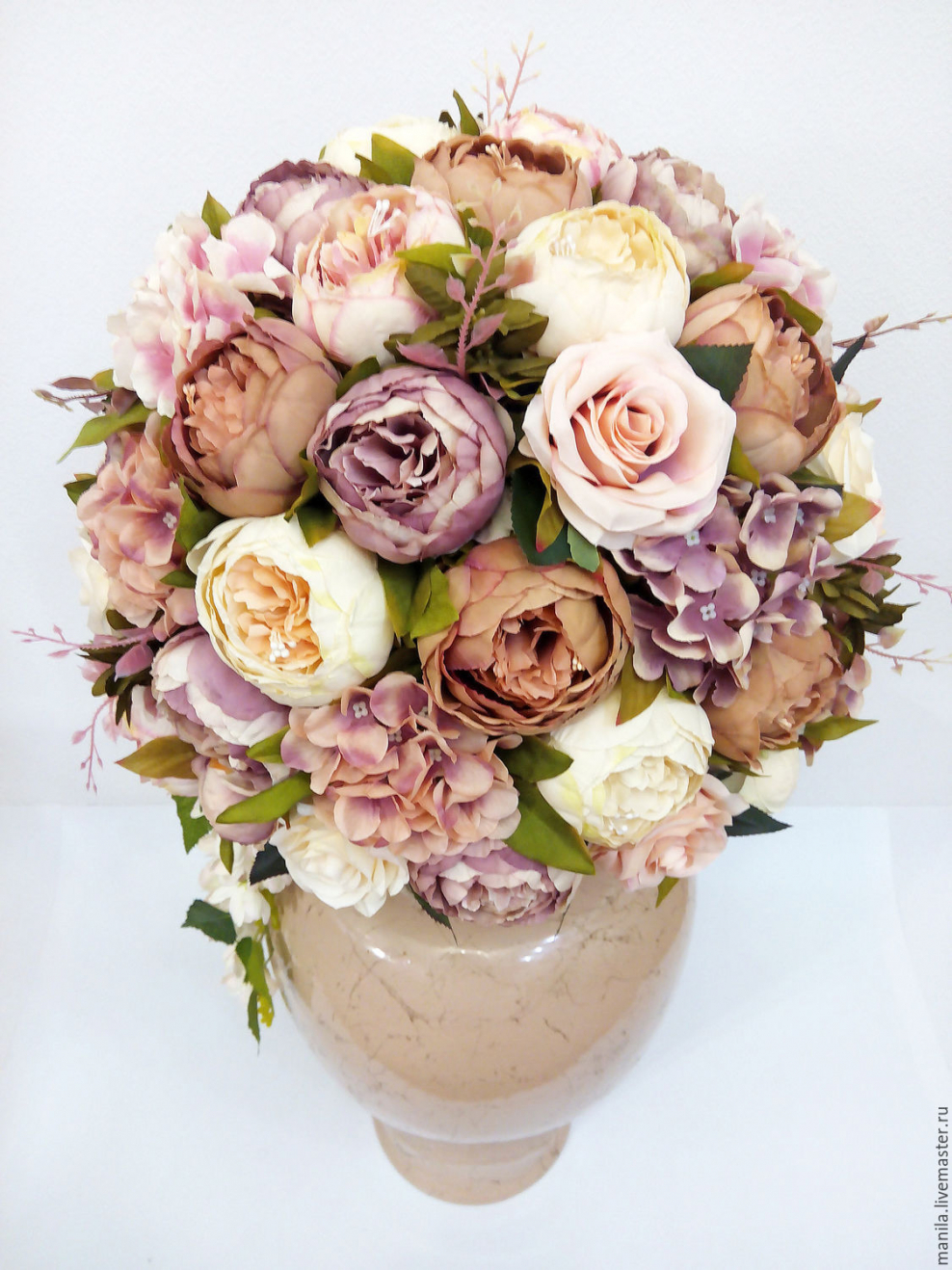 Композиция из латексных магнолий в керамической вазе