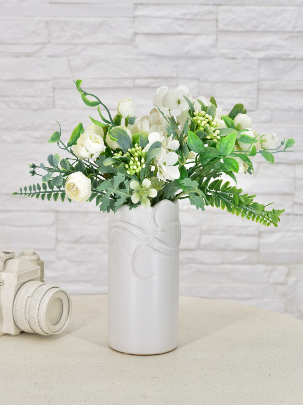 Напольная ваза с искусственными цветами