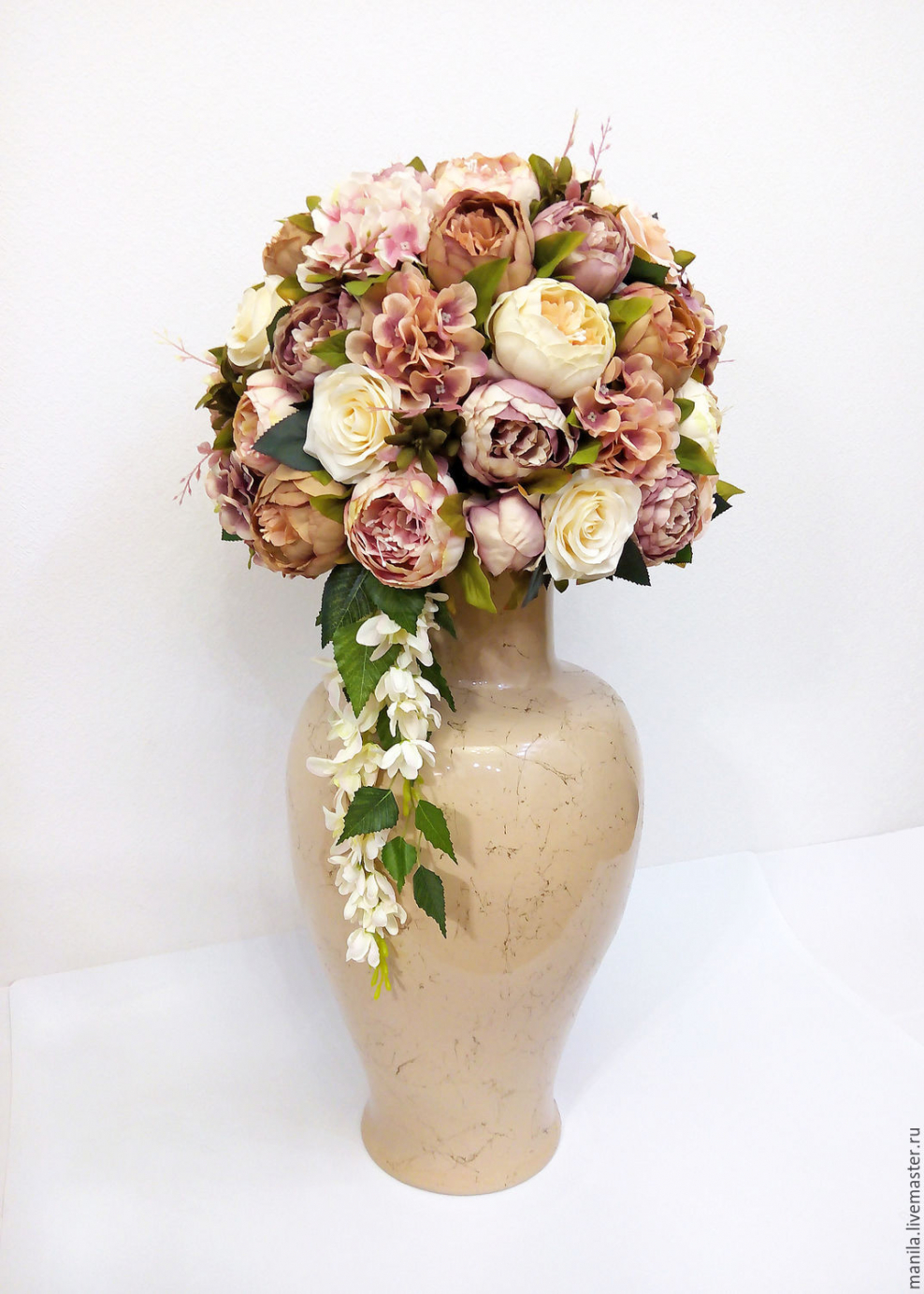ваза с искусственными цветами в интерьере