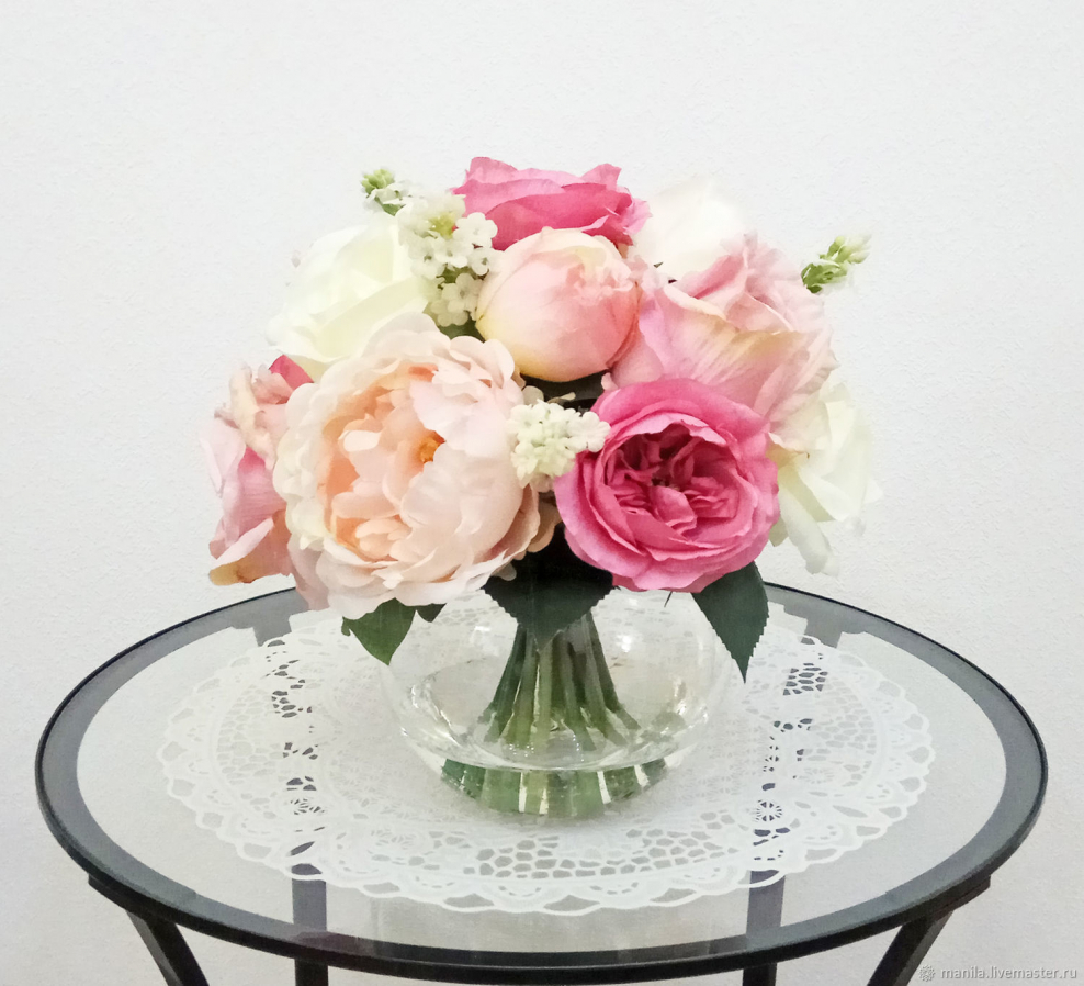 Композиция из искусственных цветов в вазе