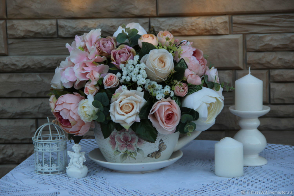 Ваза с искусственными цветами