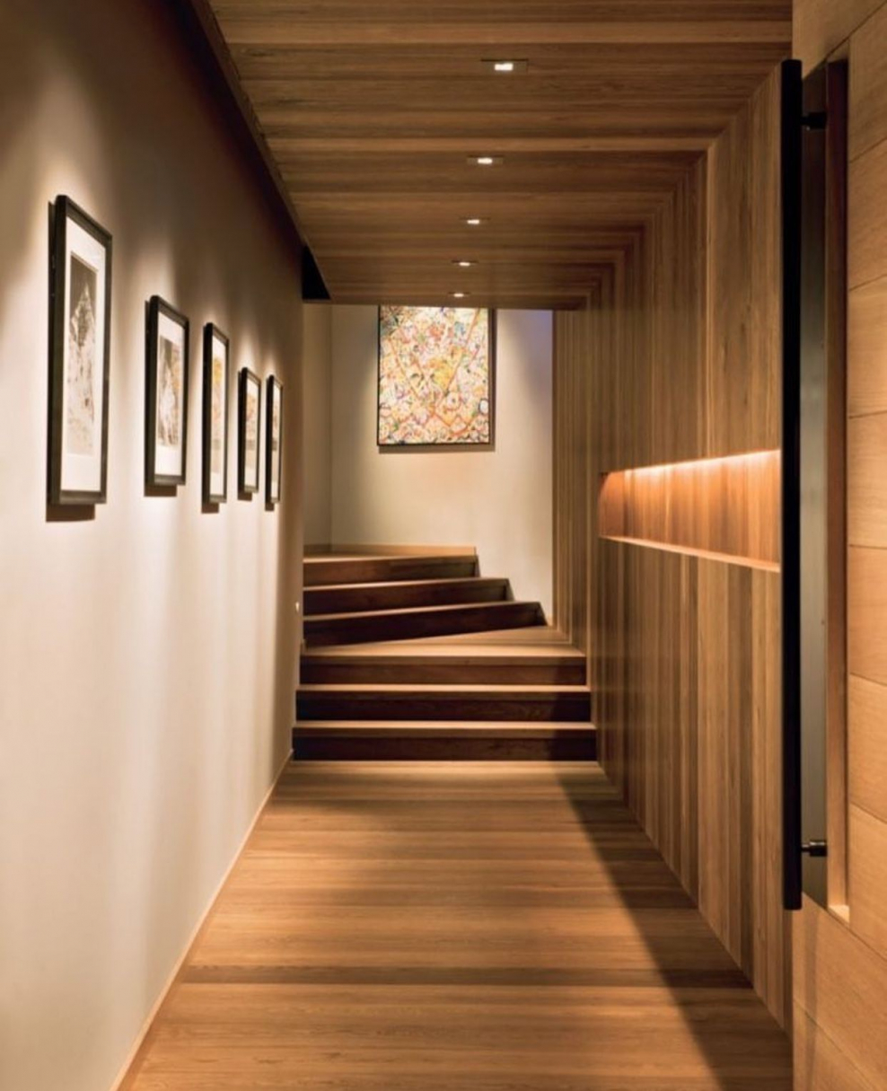 Освещение в длинном коридоре