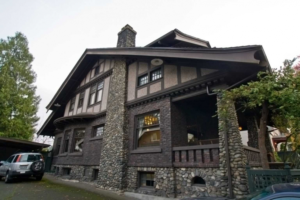 Каменные фасады домов