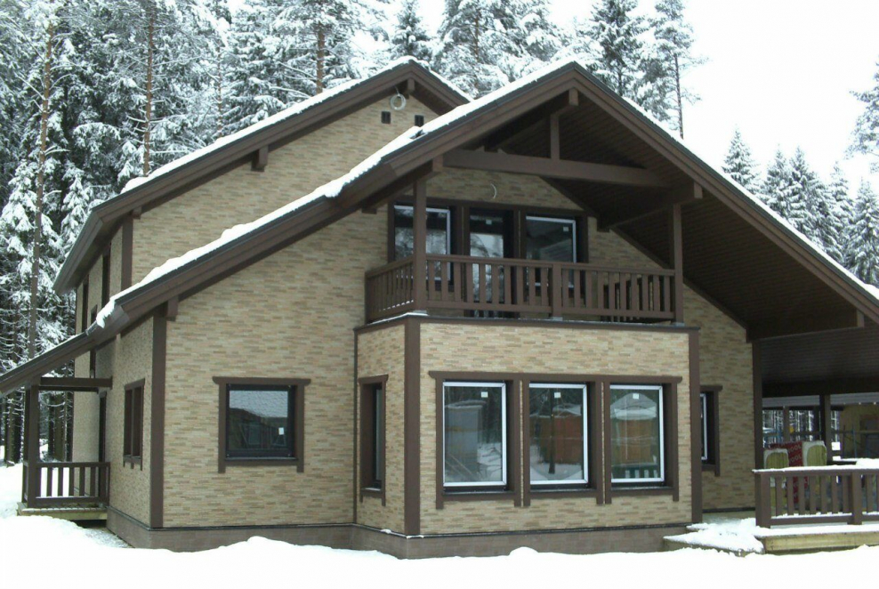 Комбинированные фасады коттеджей