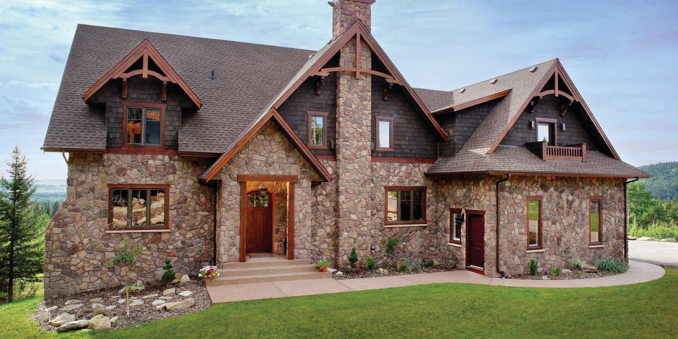 Дом отделанный камнем