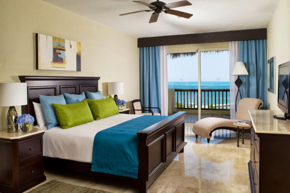 Голубая спальня с темной мебелью