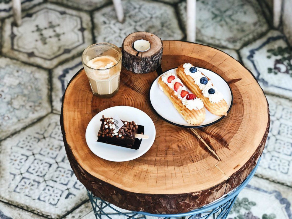 Весенний декор для кофейни