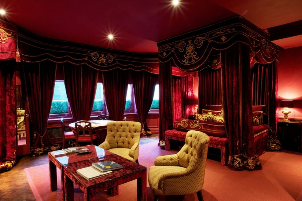 Ресторан в бордовых тонах