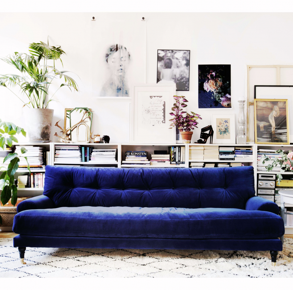 Вельветовый диван в интерьере