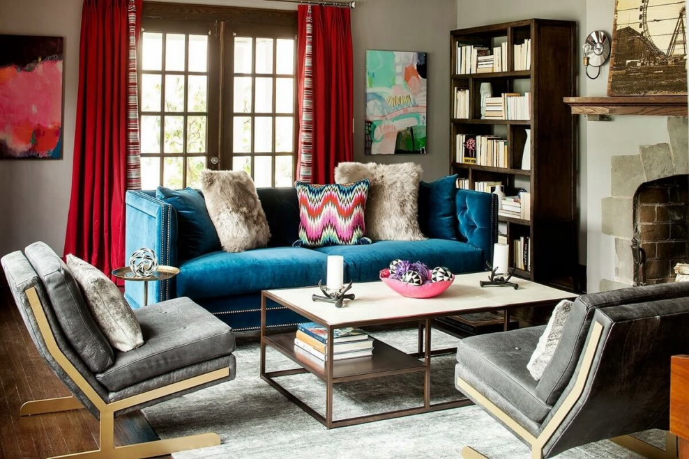 Синие диваны в интерьере гостиных