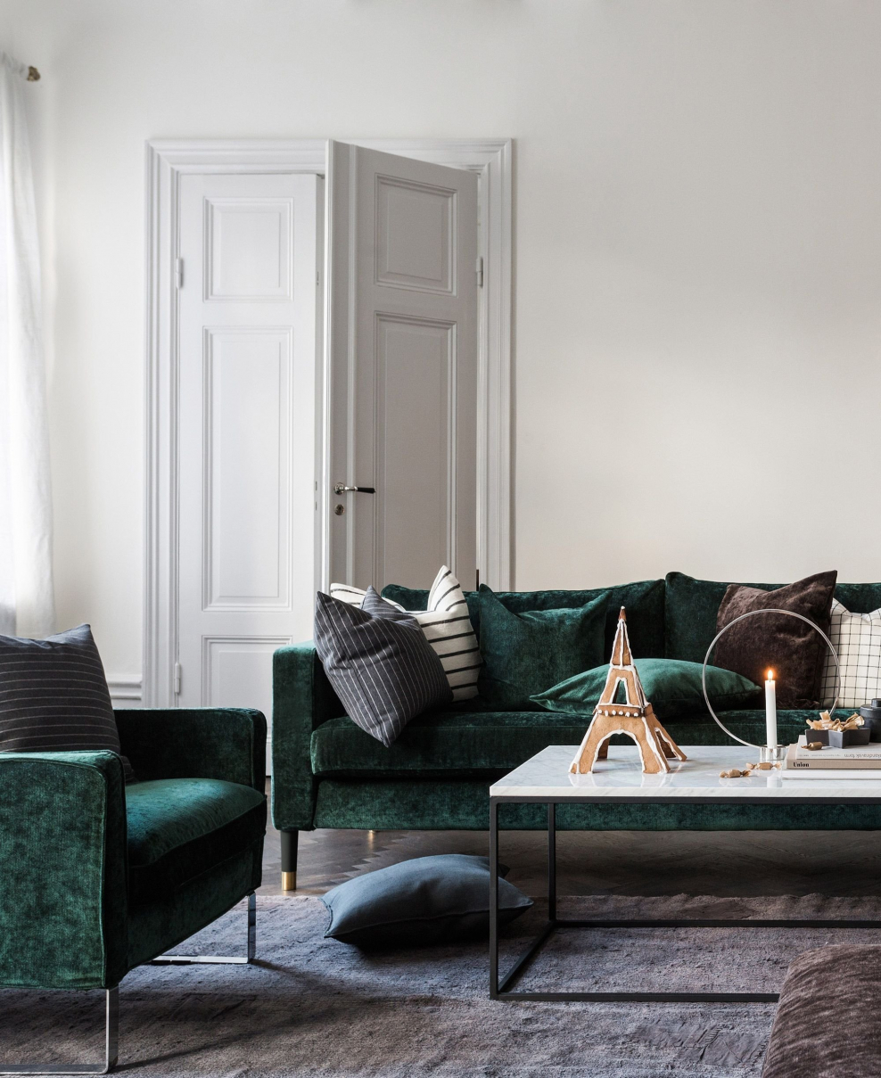 Зеленый бархатный диван в интерьере