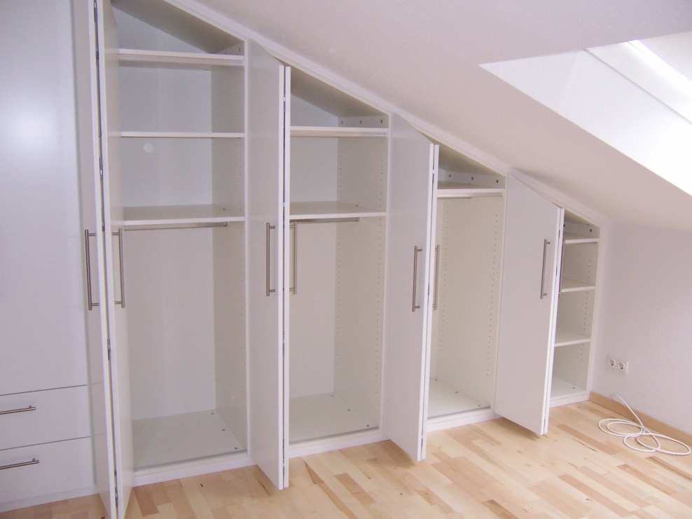 Встроенные ящики в мансарде