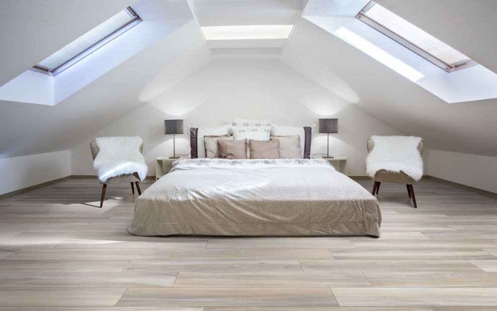 Спальня с мансардными окнами