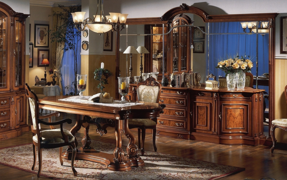 Красивая старинная мебель