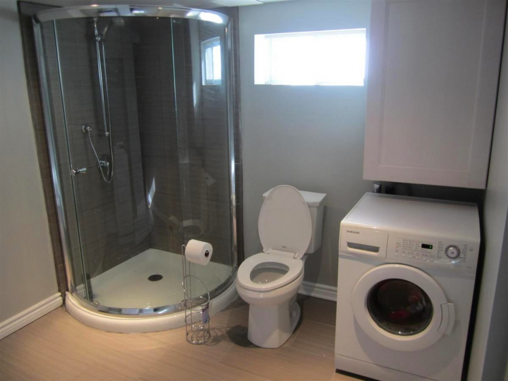 Душевая комната с туалетом и стиральной