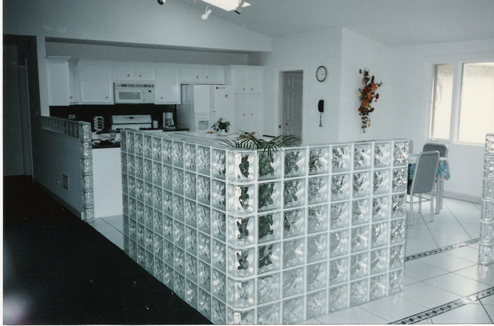 Стеклоблоки в интерьере кухни