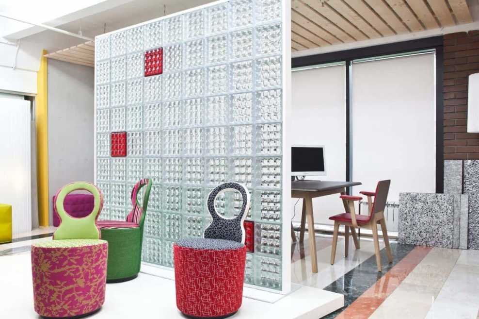 Стена из стеклоблоков в интерьере