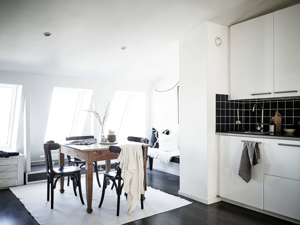 Черные столбы в белом интерьере