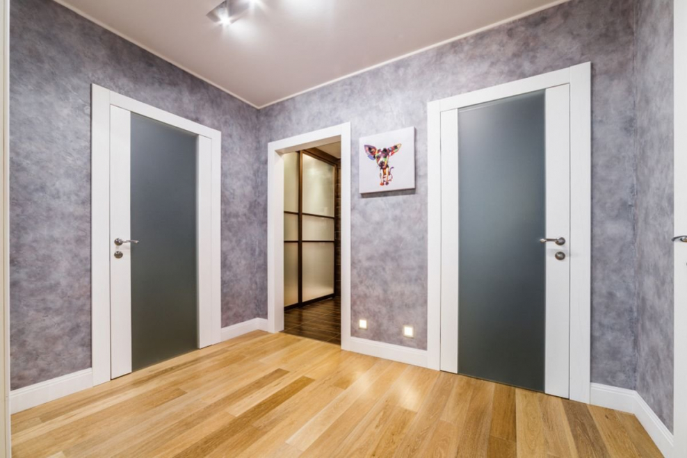 Отделка прихожей декоративной штукатуркой