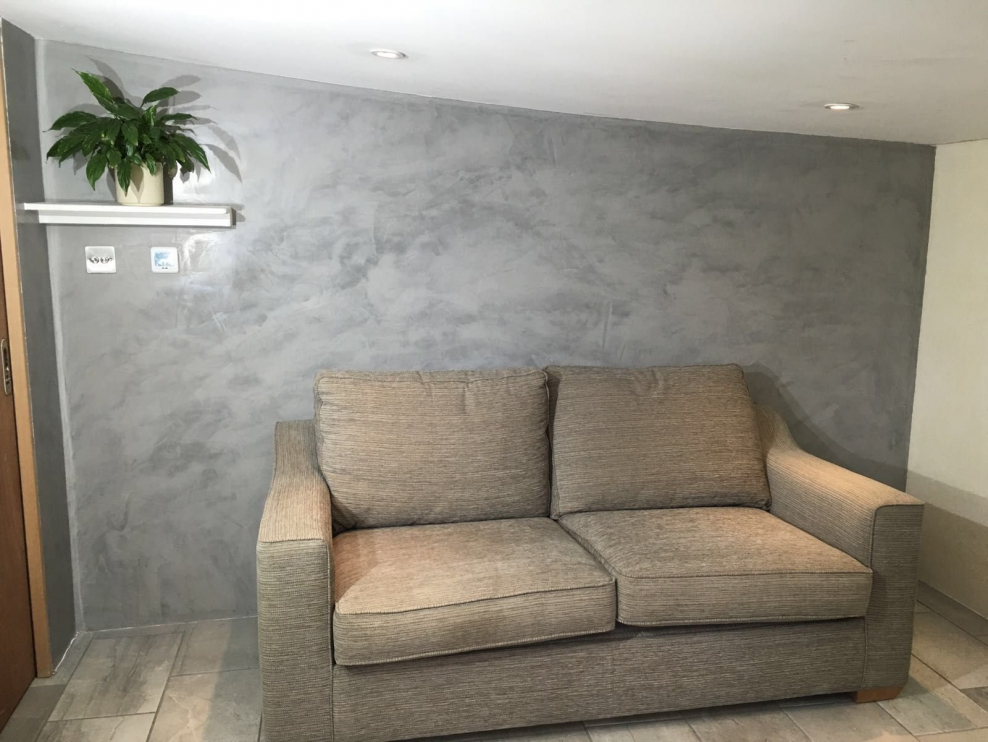 Декоративная штукатурка в интерьере гостиной