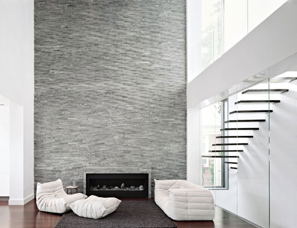 Белая каменная стена в интерьере