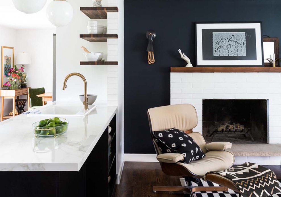 Светлая кухня с яркими стенами