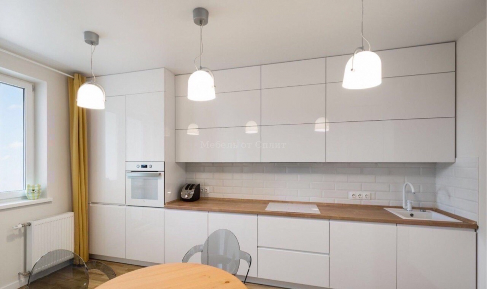 Белая глянцевая кухня с деревянной столешницей