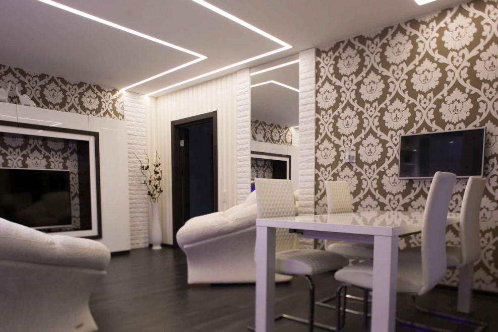 Шоколадные обои в гостиной