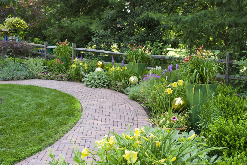 Миксбордер вокруг газона