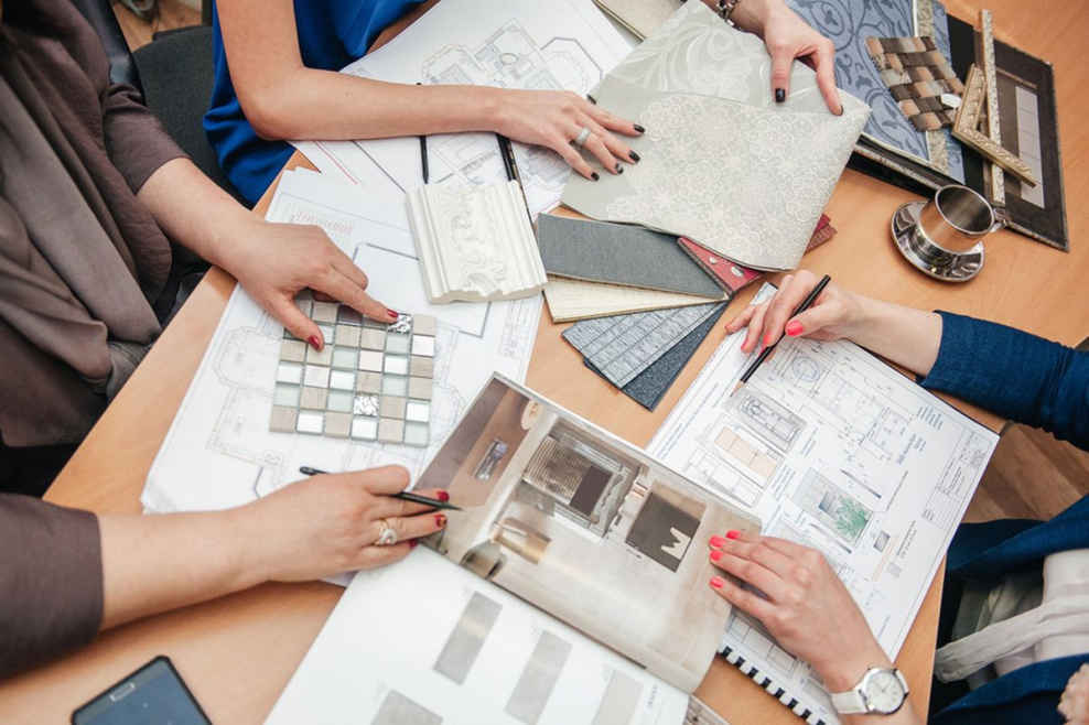 Дизайнер интерьера за работой