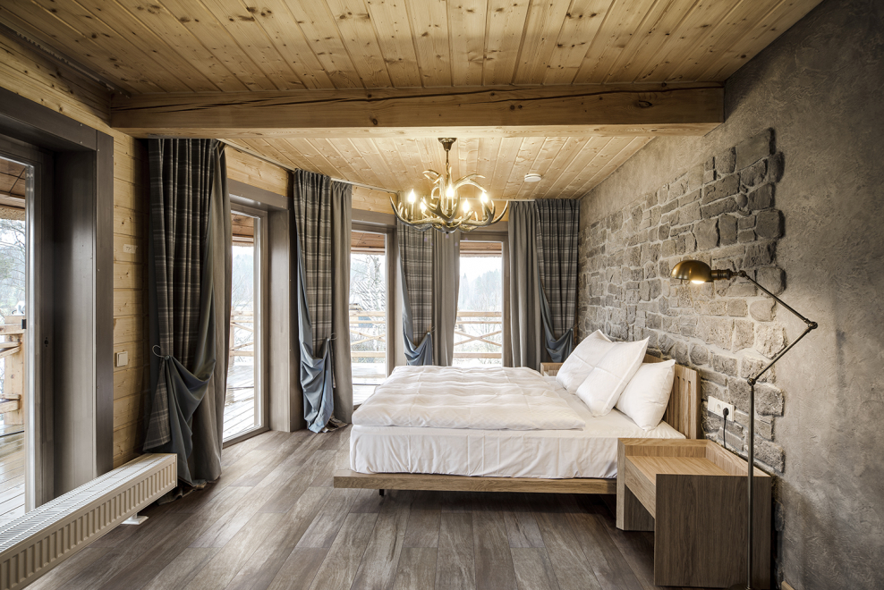 Спальня в стиле альпийского Шале