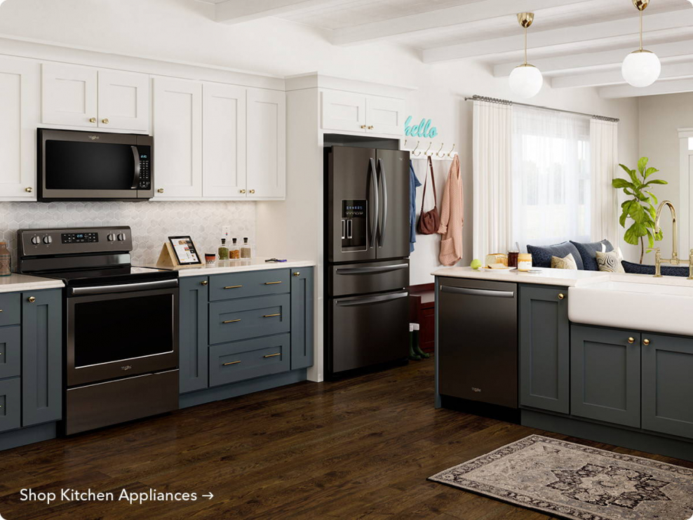 Светлая кухня и черная бытовая техника