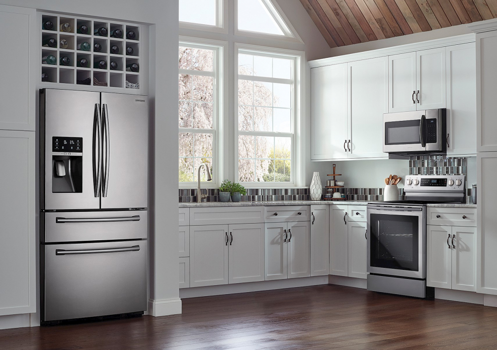 Отдельностоящий холодильник в интерьере