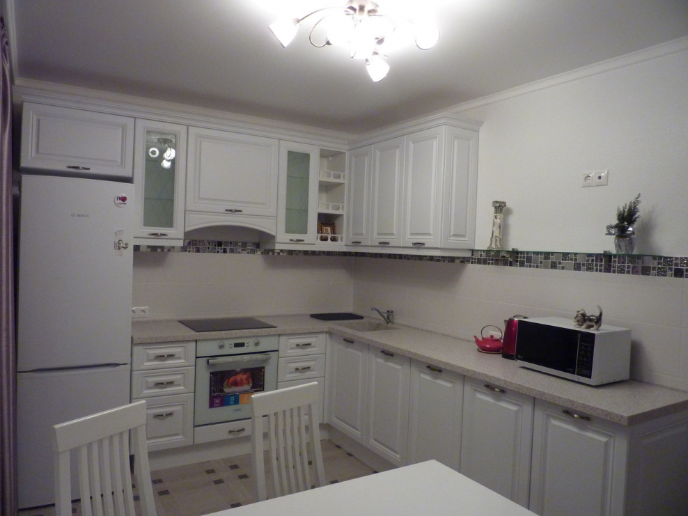 Кухня классика угловая белый ясень