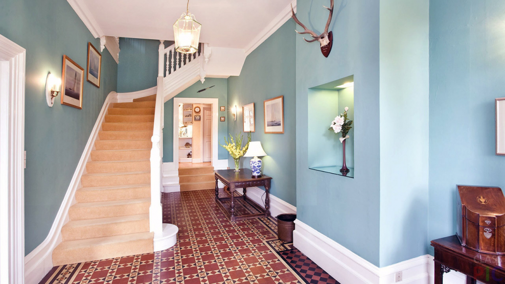 Бирюзовые стены в прихожей