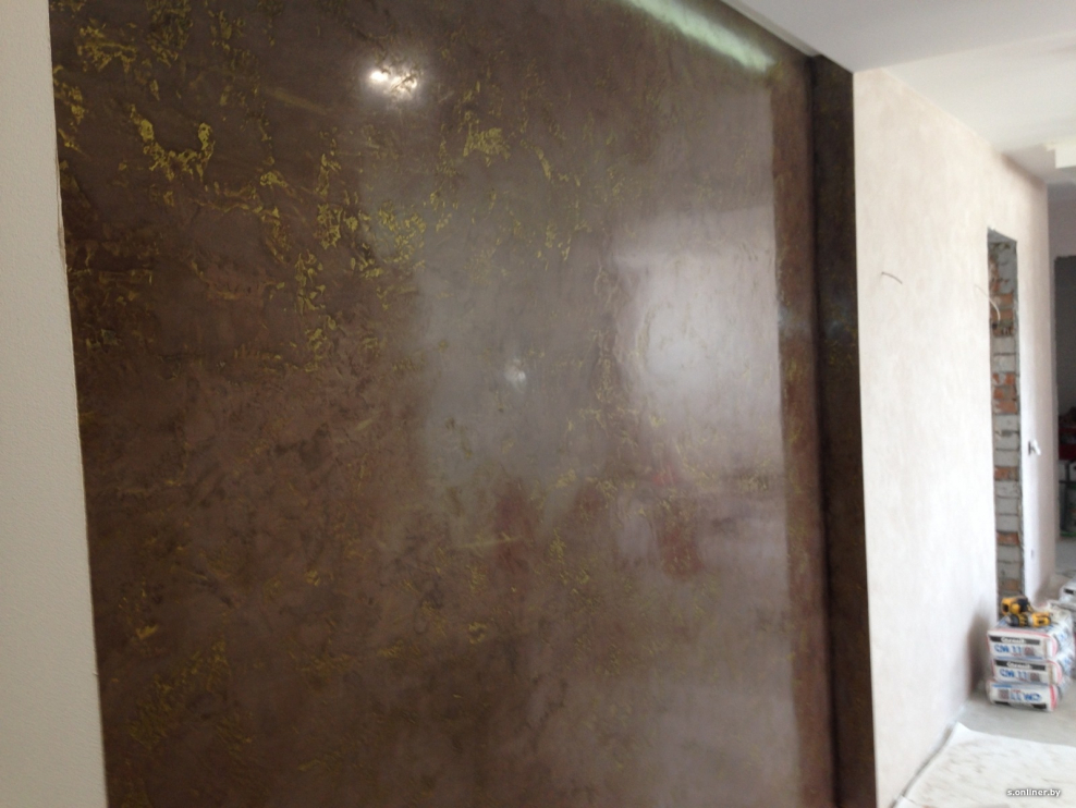 Травертин в спальне