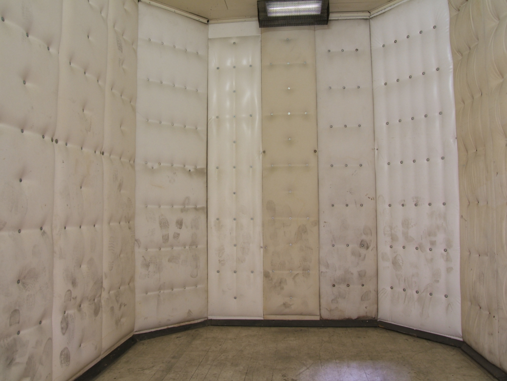 Белая мягкая комната